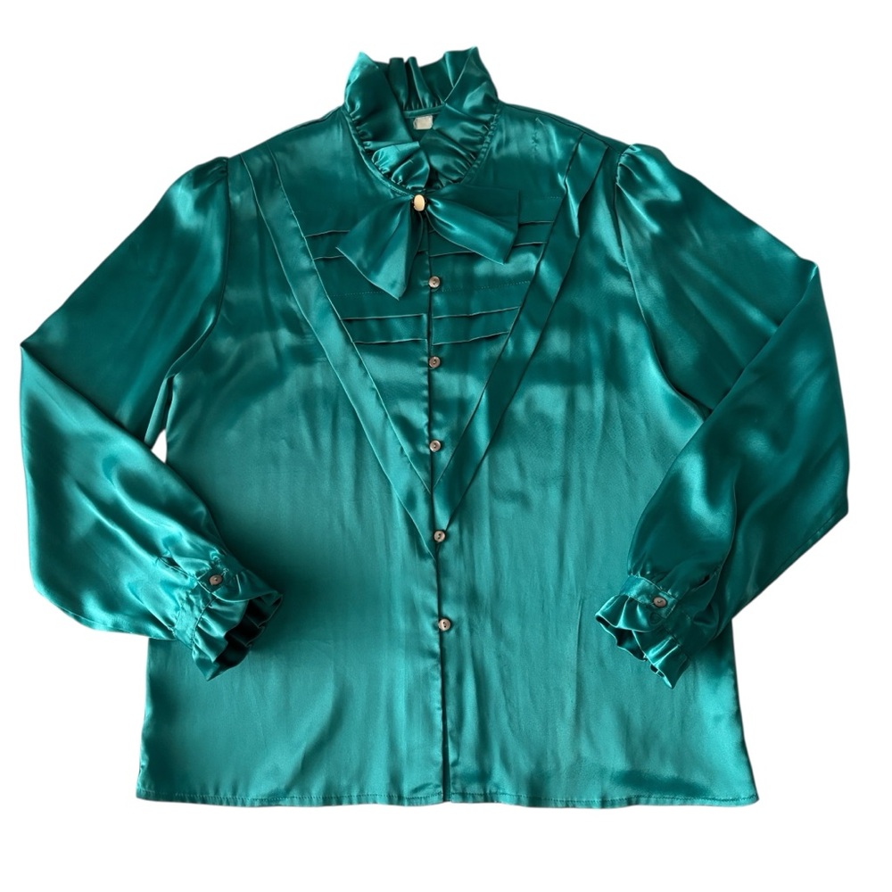 Elegant Vintage Blouse with Ruffle Collar
